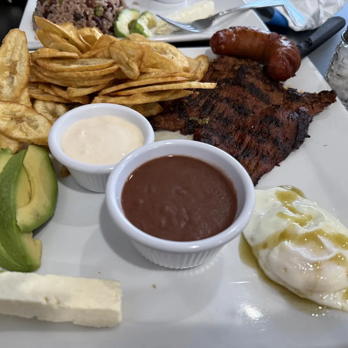 Carne Asada Con Tajadas