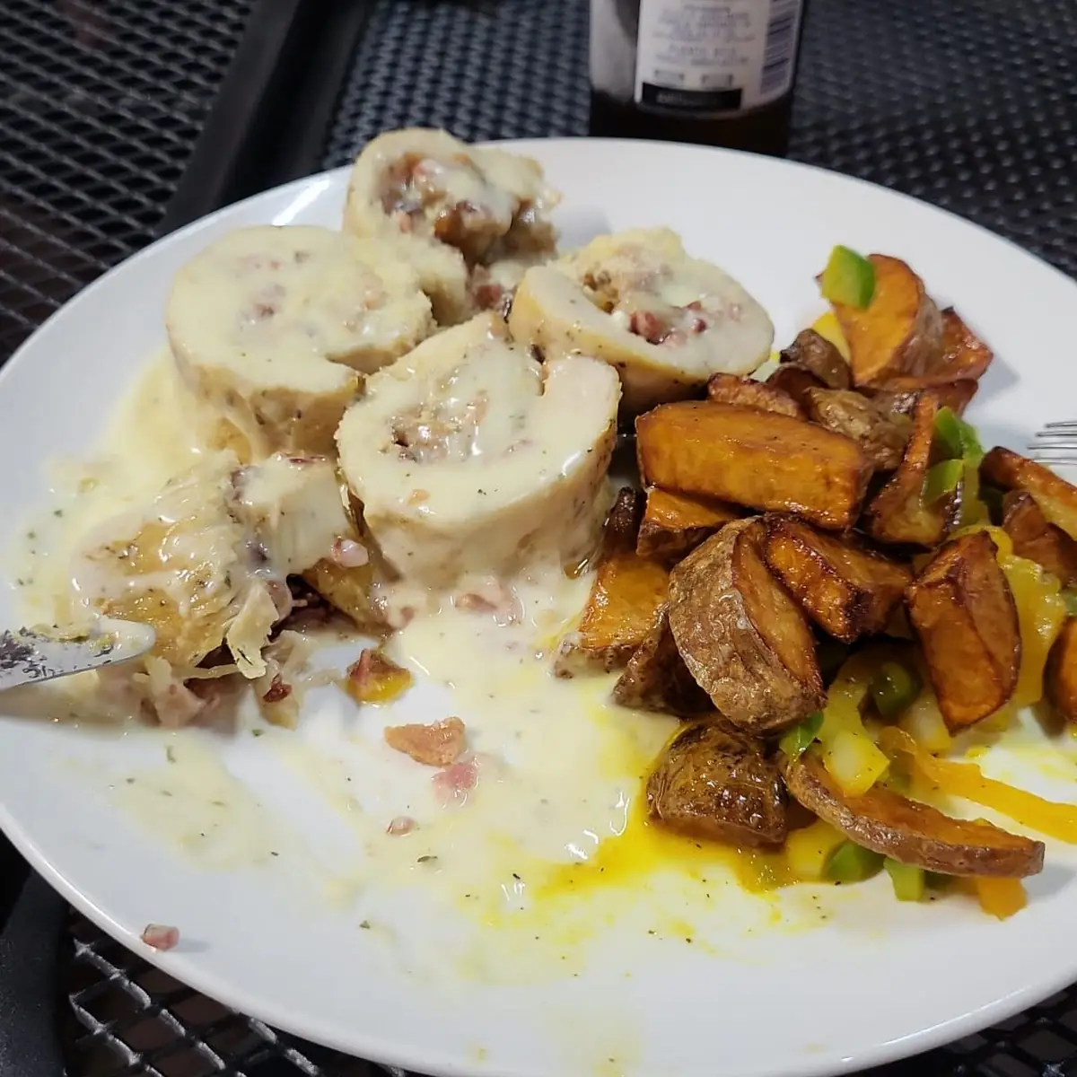 Pechuga de Pollo Rellena de Amarillos Y Papas Salteadas