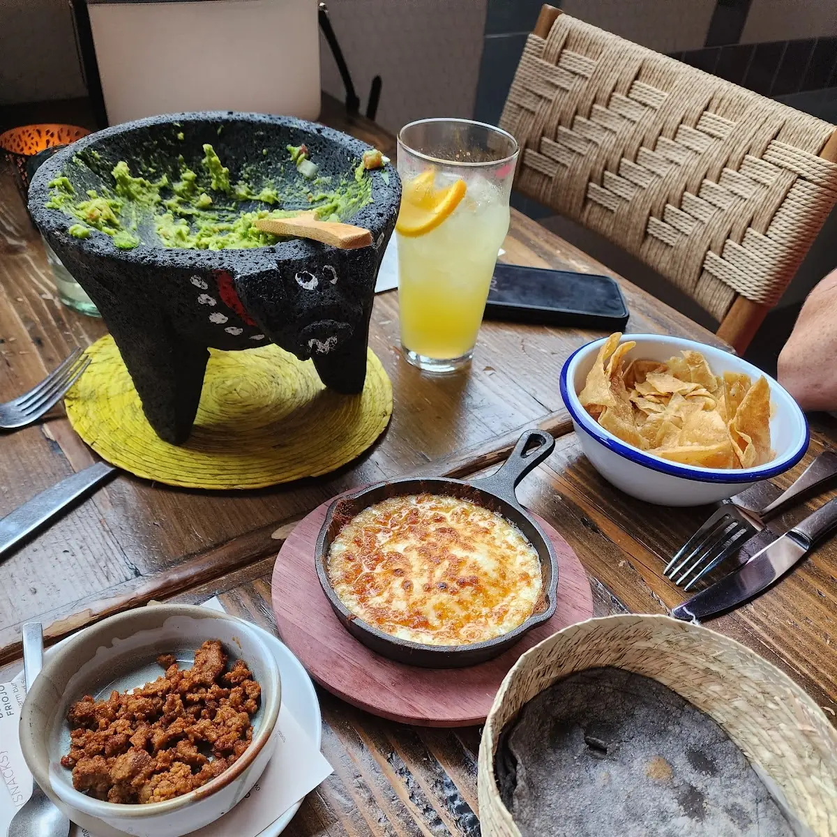 Guacamole En Molcajete & Queso Fundido