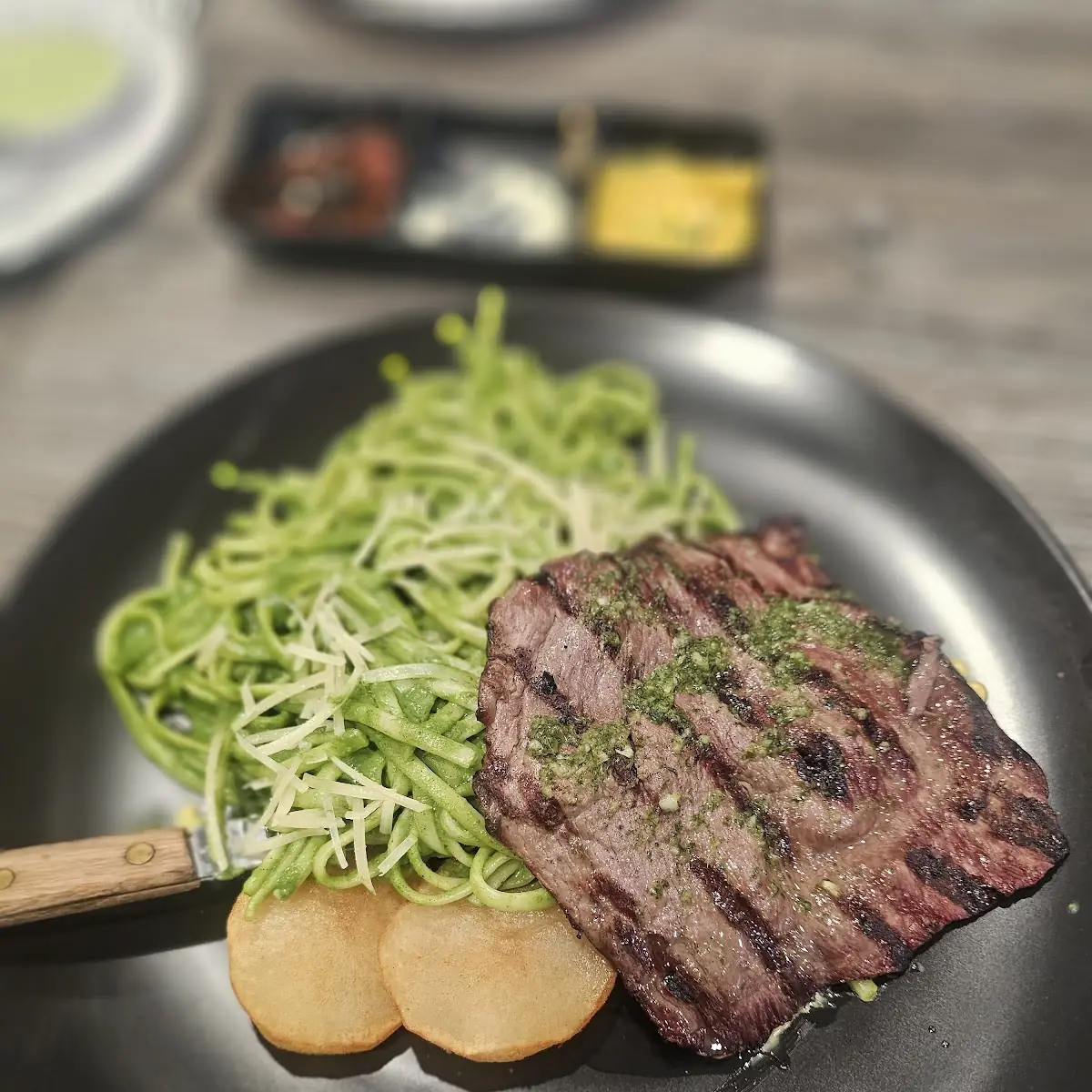 Tallarines Verdes Con Bistec