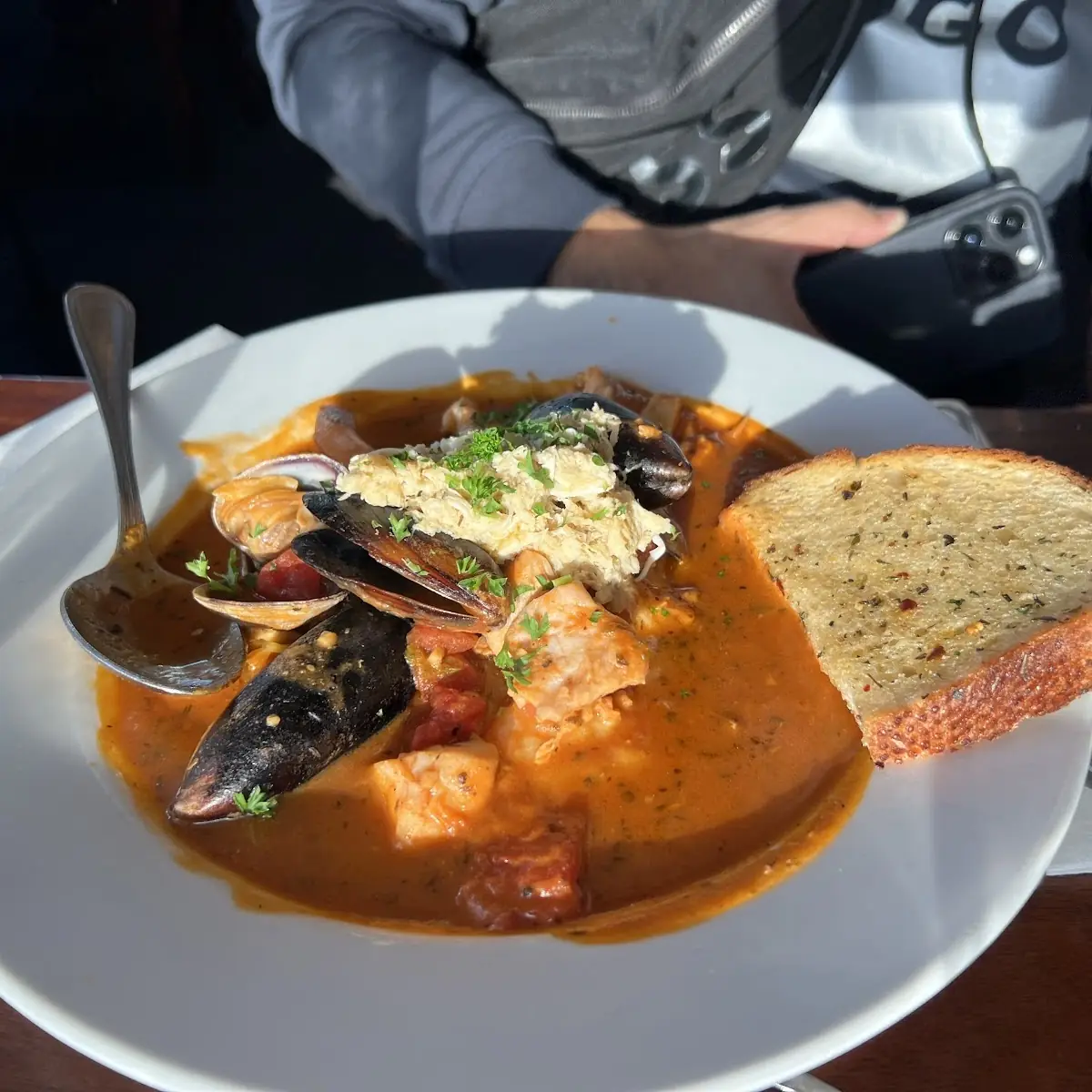 Cioppino Seafood Stew with Garlic Bread