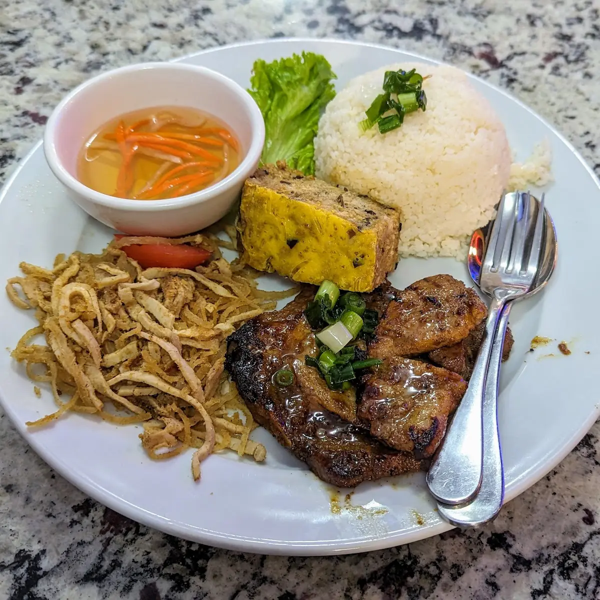 Cơm Sườn Nướng Bì Chả