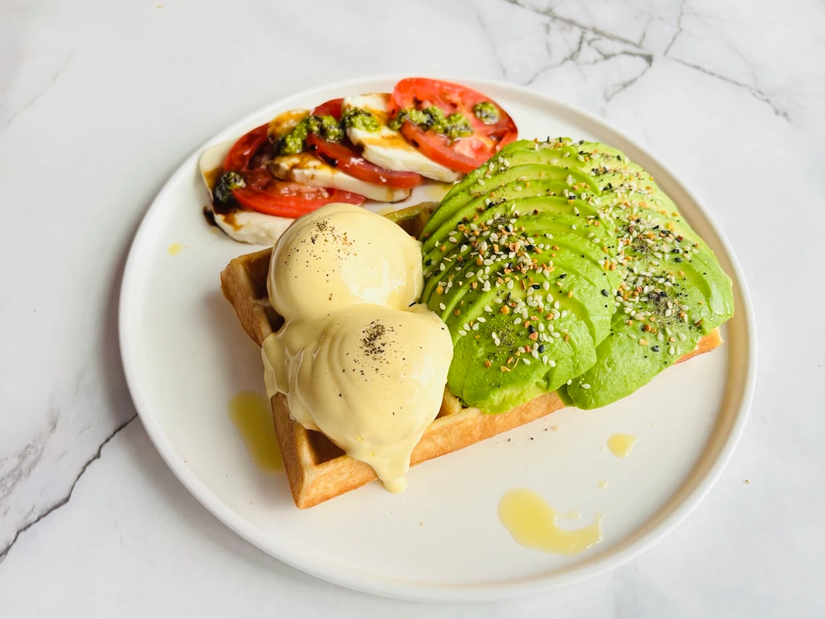 Avocado Benny Eggs Benedict Waffle, Canffle