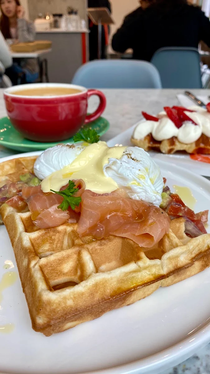 Smoked Salmon Eggs Benedict, Canffle
