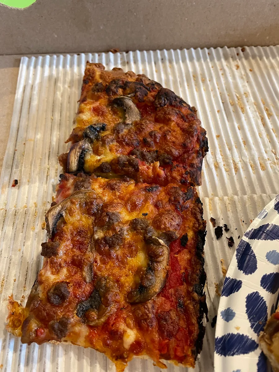 Large Pizza with Ground Beef and Mushrooms