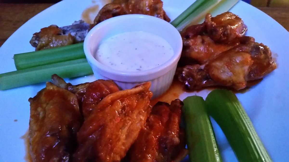 Hot Wings w Ranch Dressing & Celery Sticks