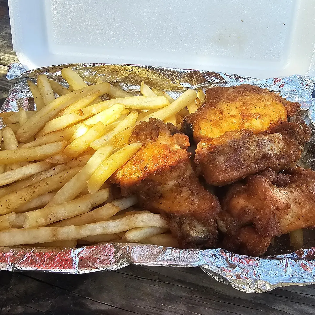 Hot Chicken Wings w Fries
