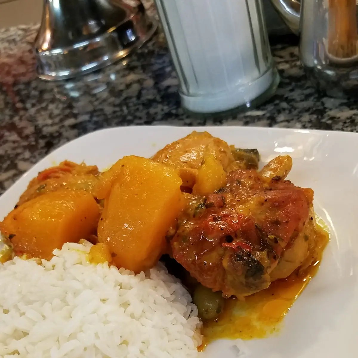 Pollo Guisado Platter