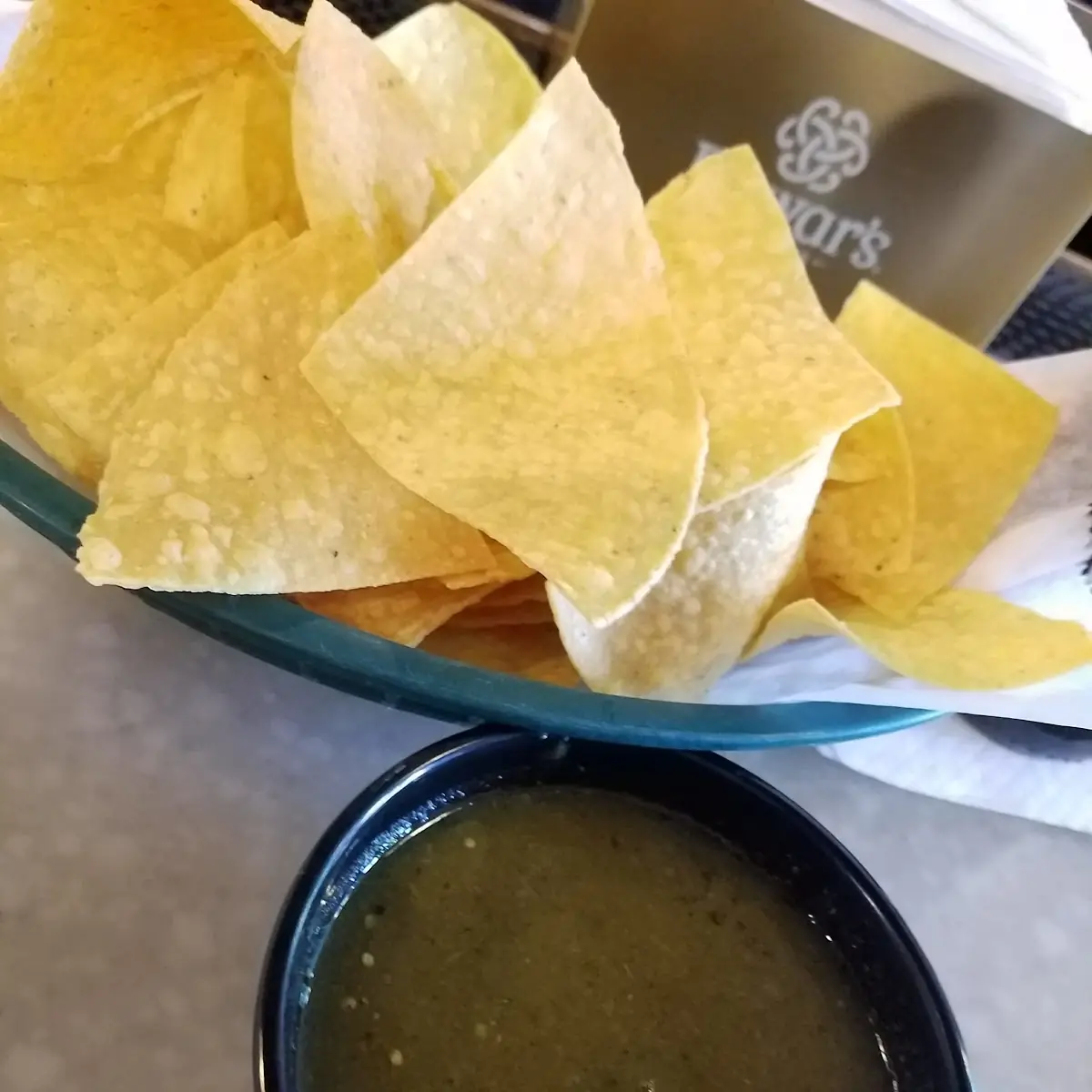 Side Table Guacamole & Chips