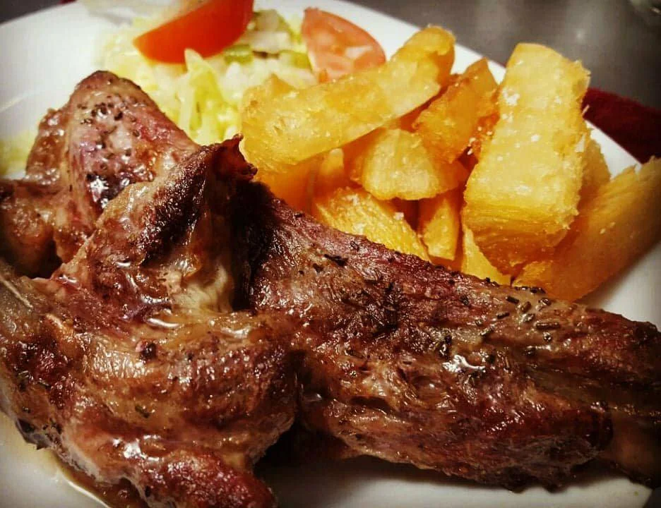 Costillas Con Yuca Frita