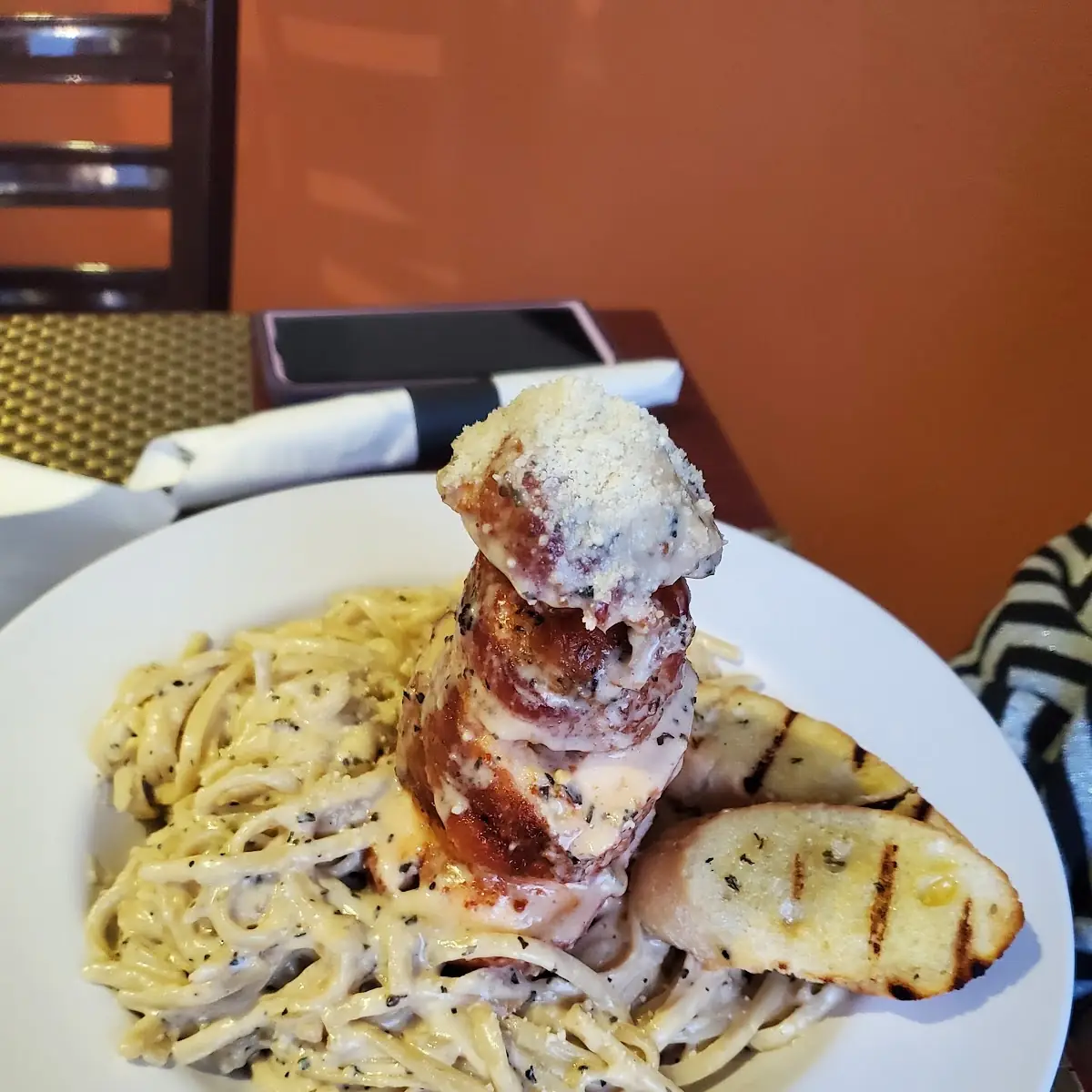 Linguini Con Pechuga Rellena
