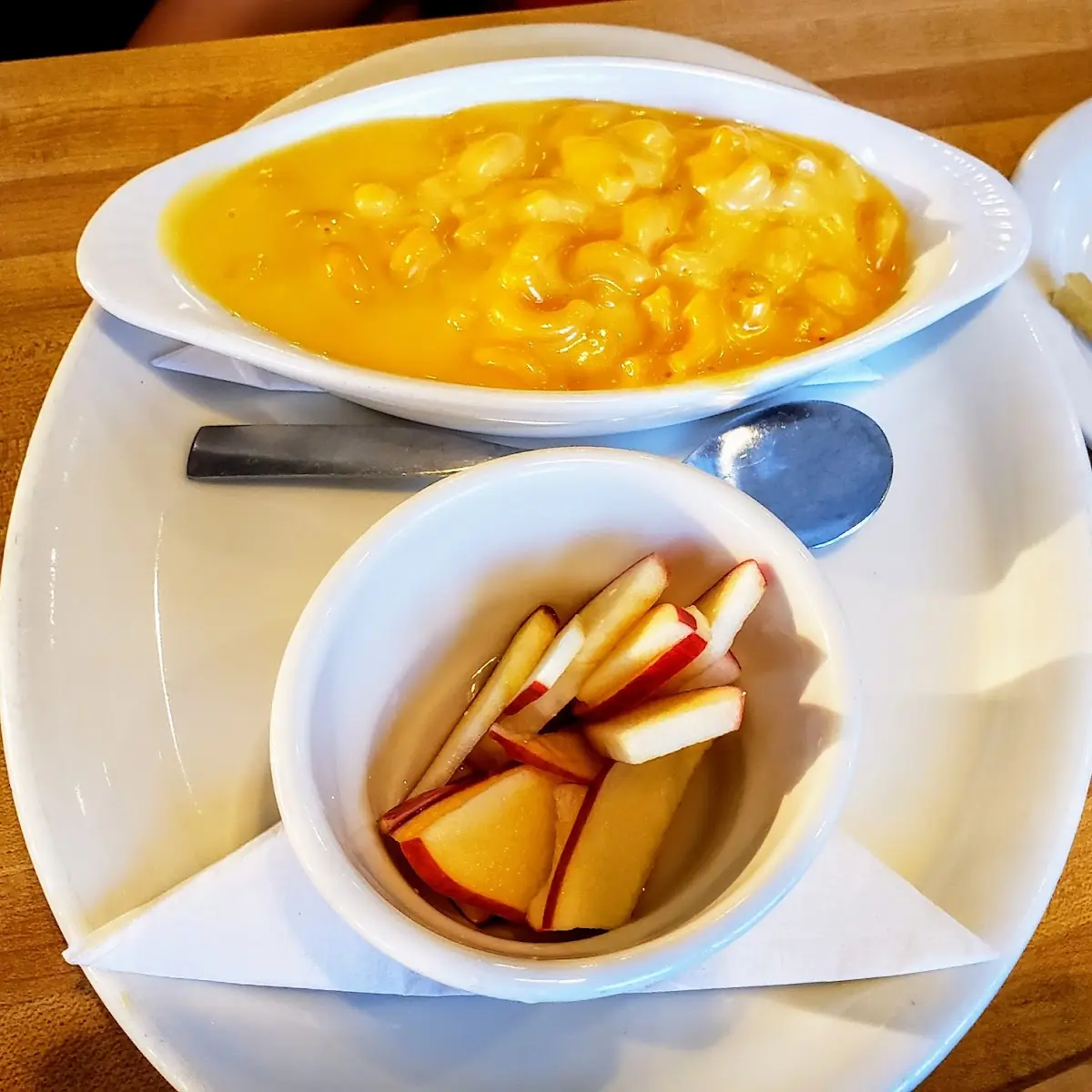 Mac & Cheese with Apple Slices