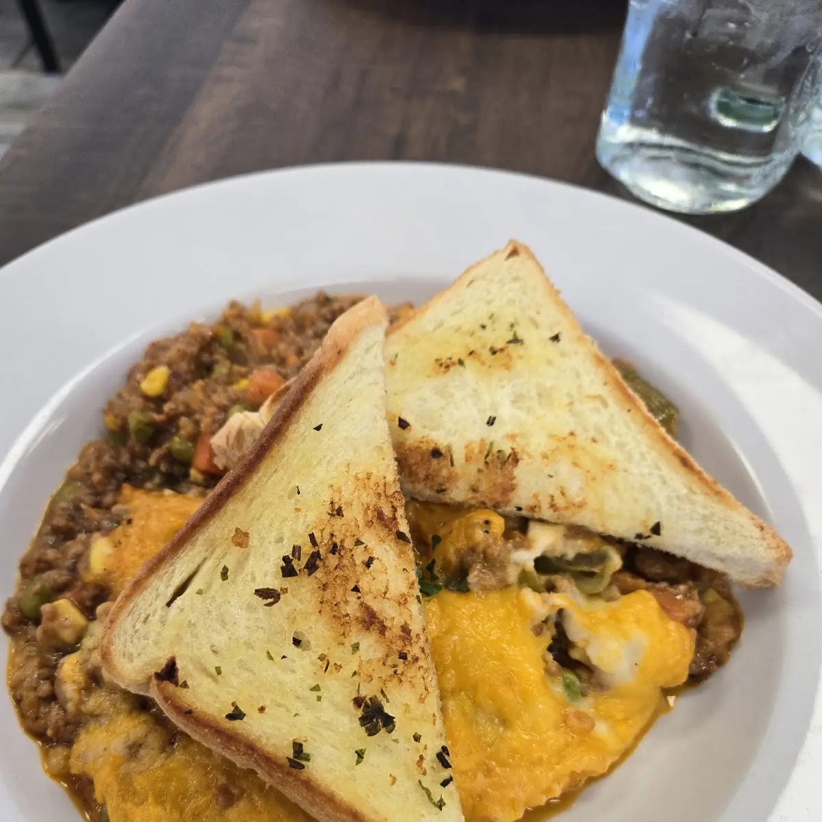 Shepherd's Pie with Garlic Bread