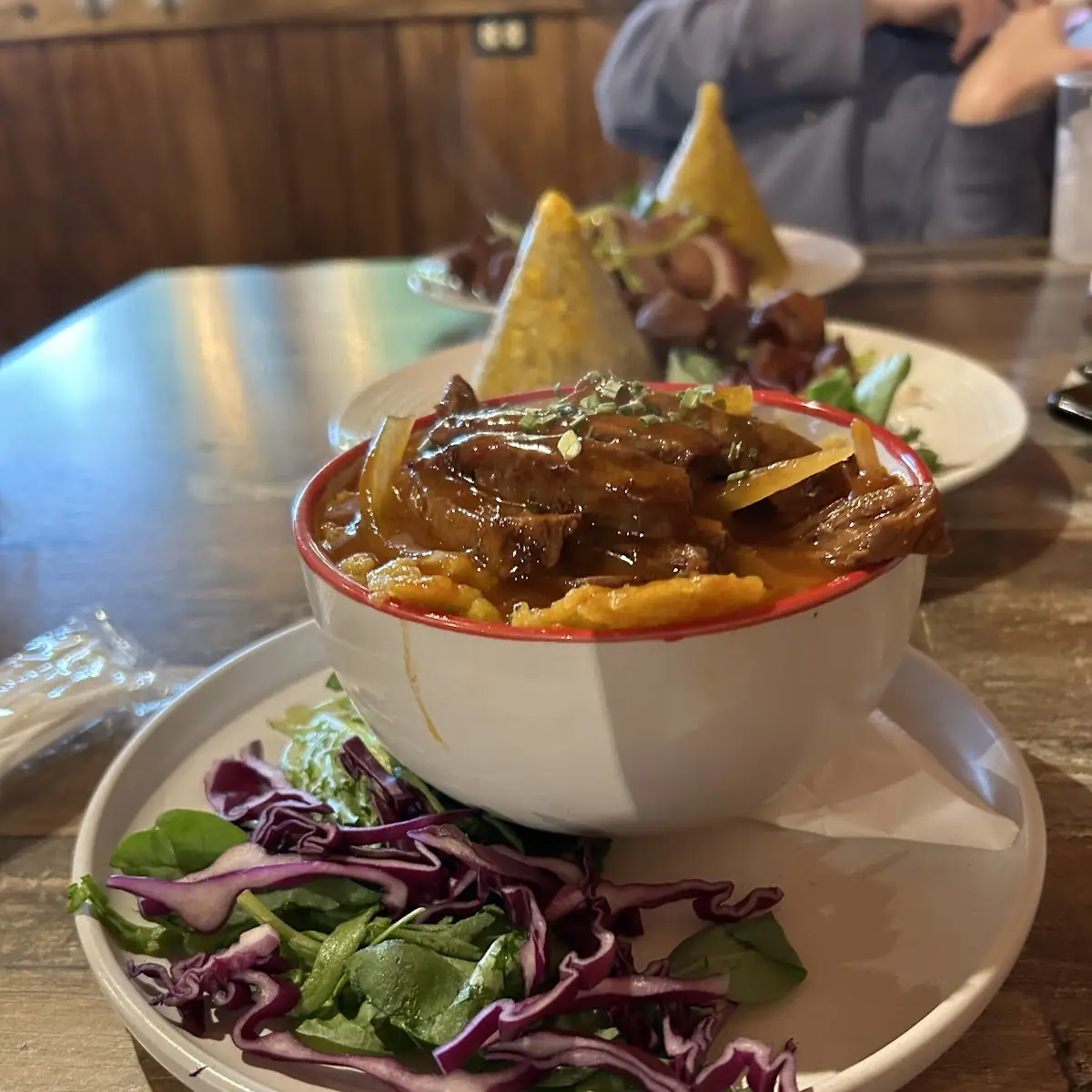 Mofongo Relleno de Churrasco Y Ensalada