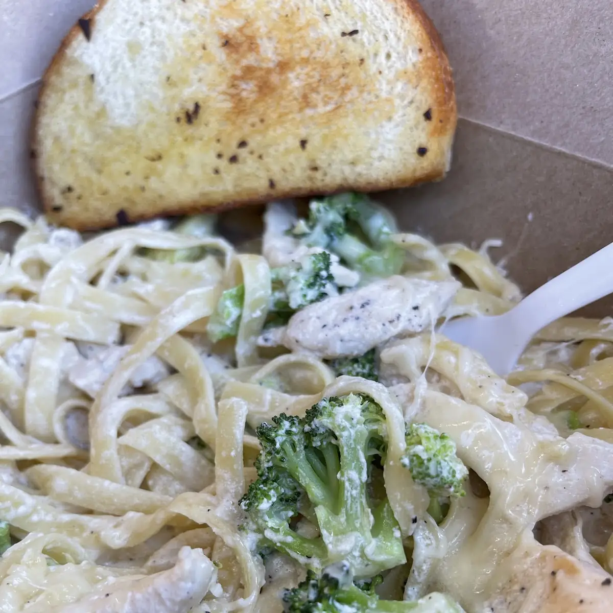 Dreamy Chicken Alfredo with Broccoli