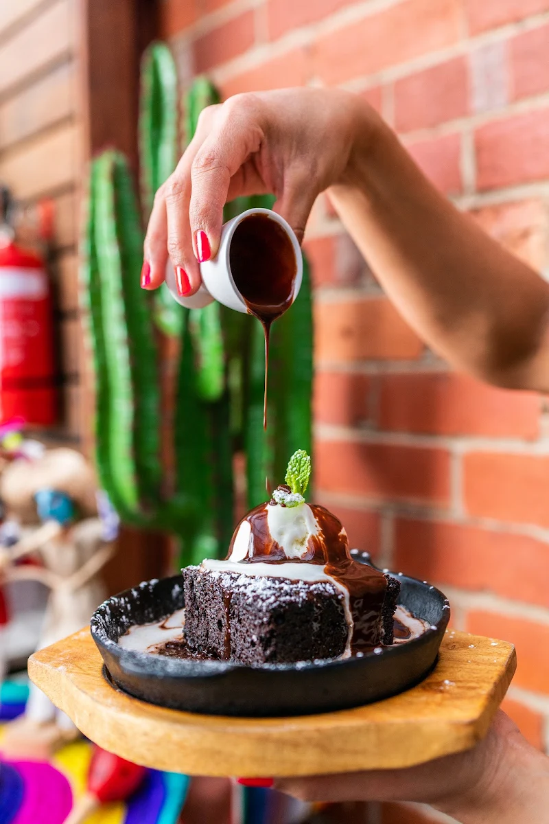 Sizzling Chocolate Brownie, Hecho en Mexico Richmond (Rooftop Bar)