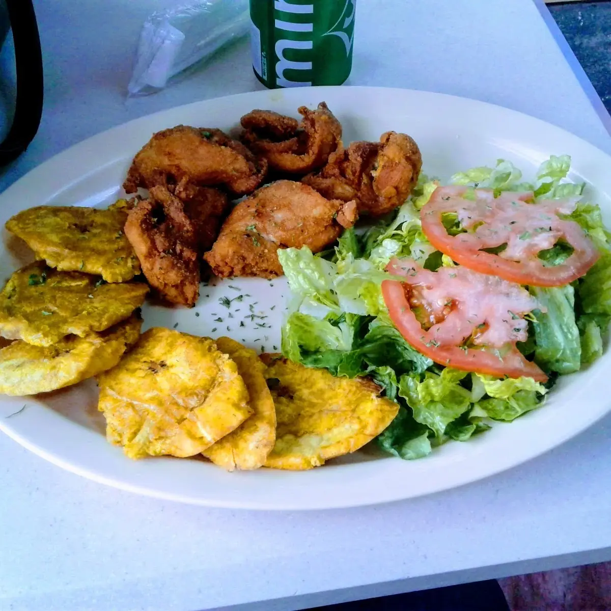 Chicharrones de Pollo Tostones Y Ensalada Verde