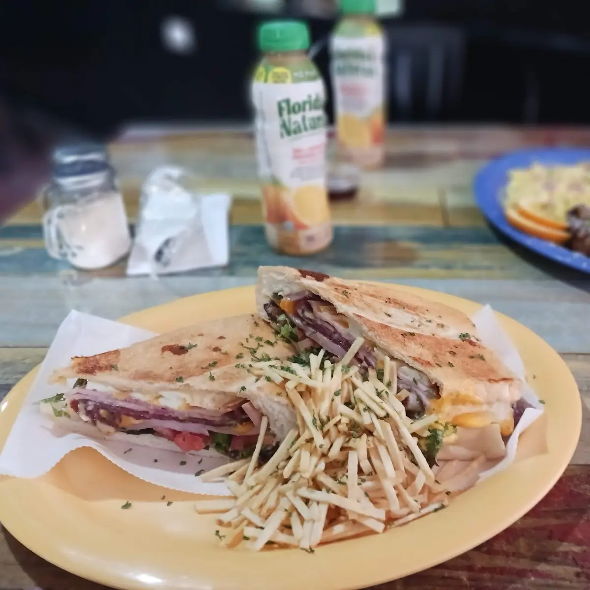 Sándwiche de Jamón Queso Huevo Y Ensalada Y Papitas