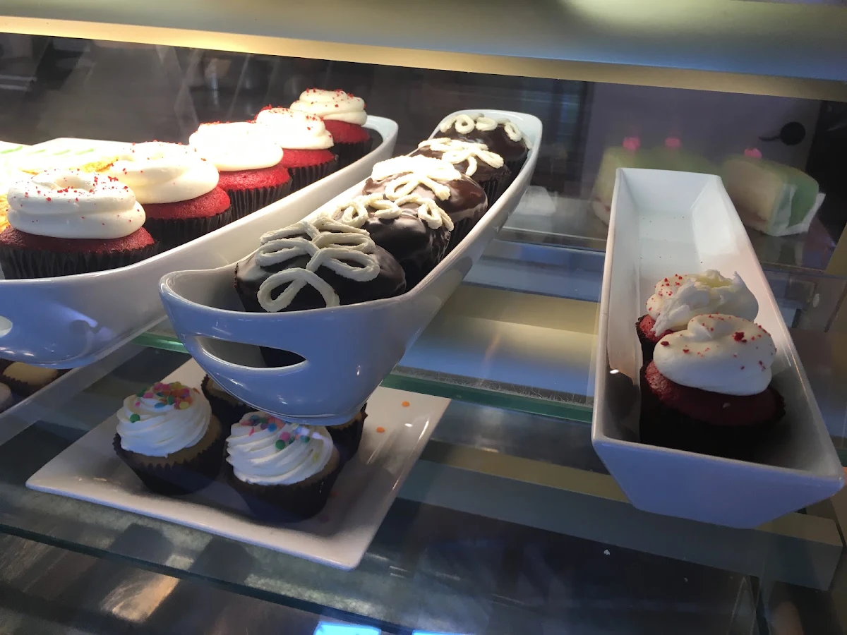 Red Velvet Cupcake & Chocolate Icing Cupcakes