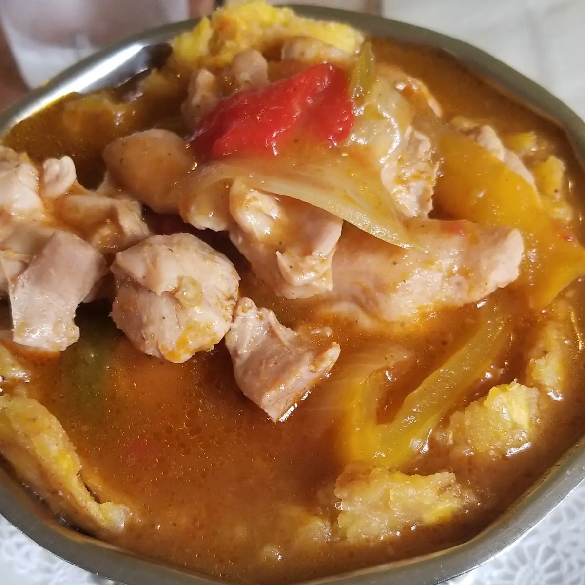 Pollo Guisado Y Mofongo