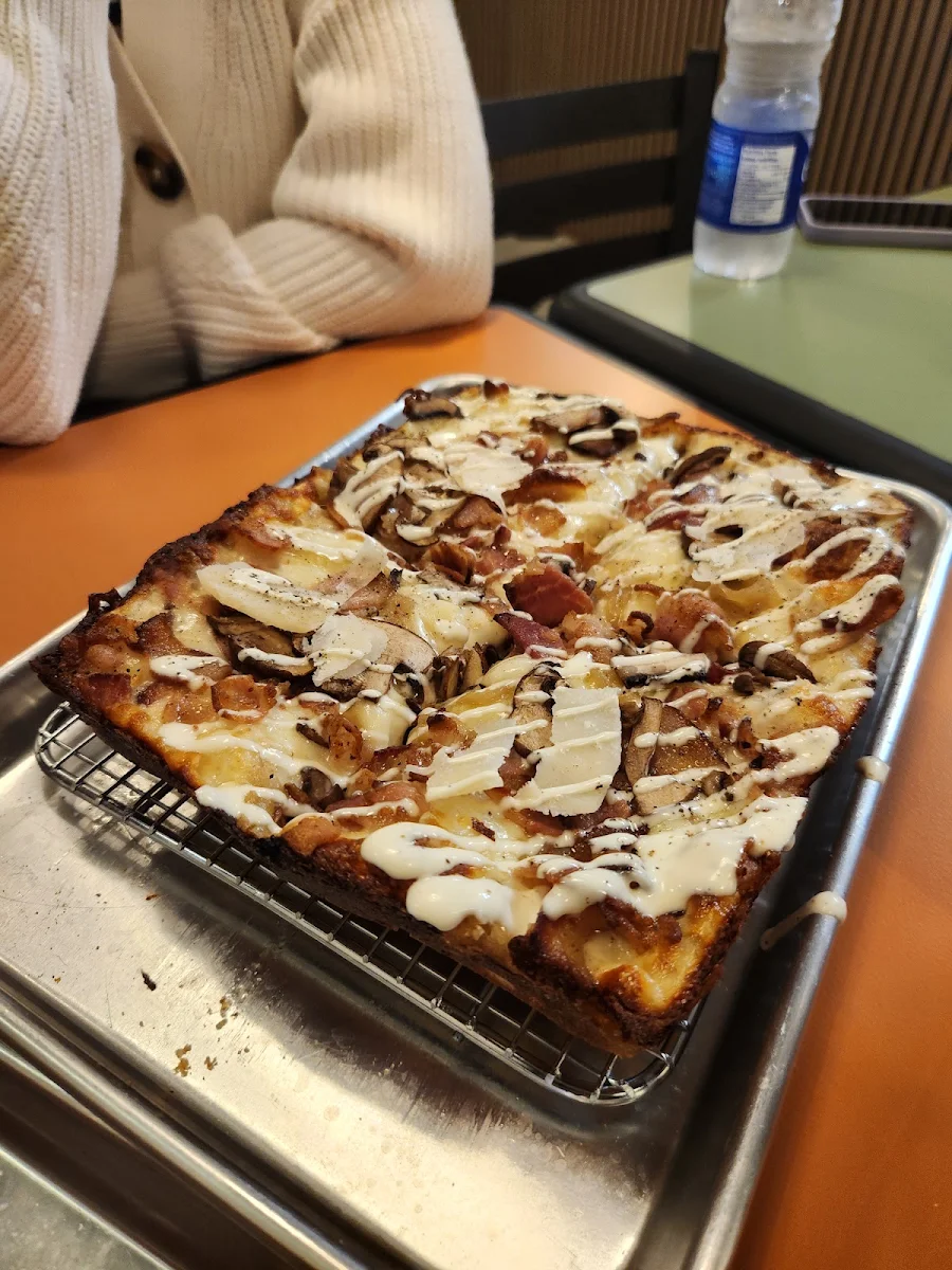 Highlights, Renaissance Detroit Style Pizza