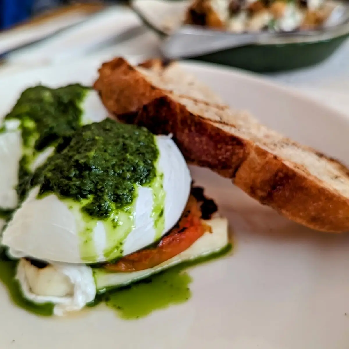 Poached Eggs w Tomato & Haloumi