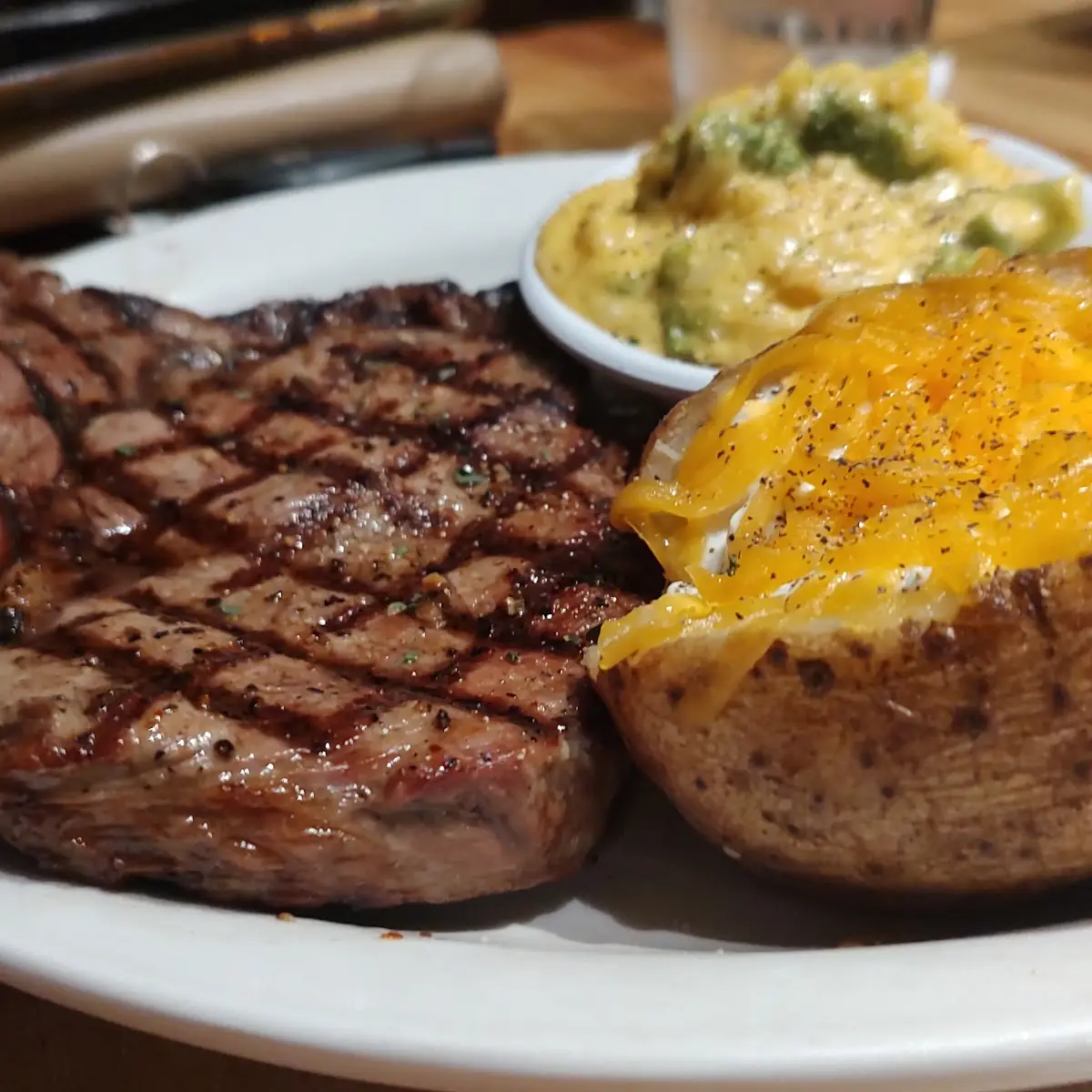 8 Oz Sirloin Steak Dinner