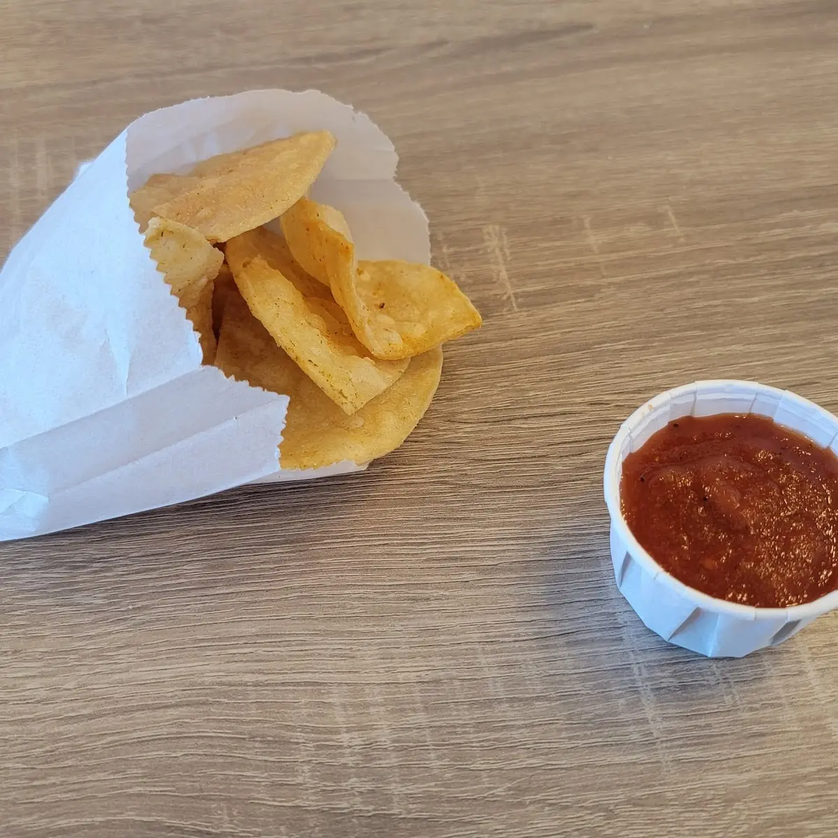 Chips & Salsa Roja