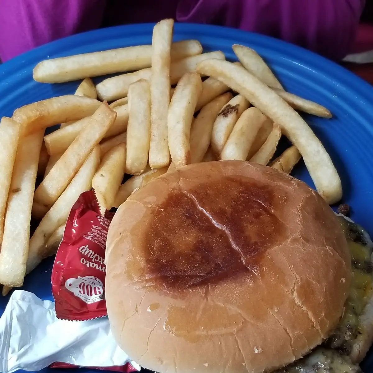 Kids Meal Cheeseburger w Fries