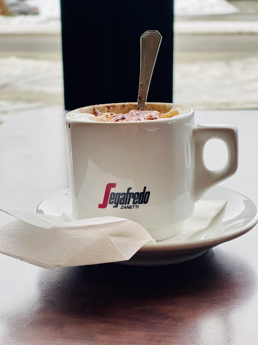 Cafe Capuchino, Cafe Bistro IL Momento