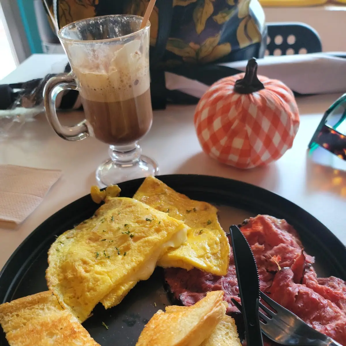 Omelette Con Queso Suizo Y Pastrami