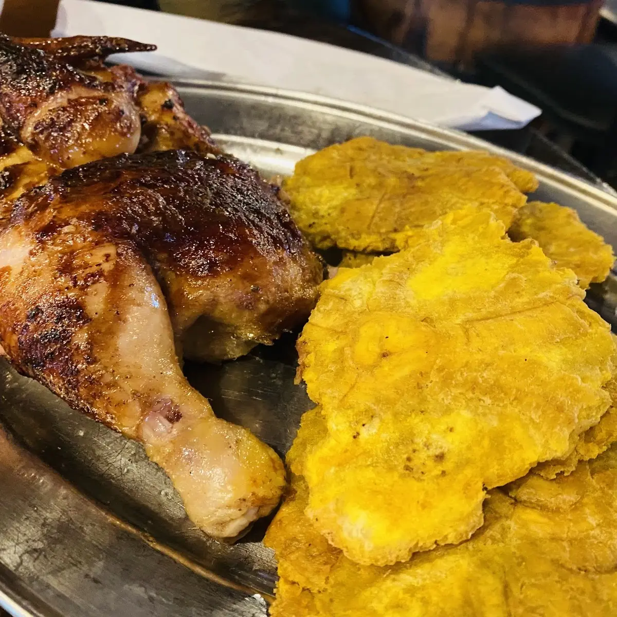 Pollo Entero Con Tostones