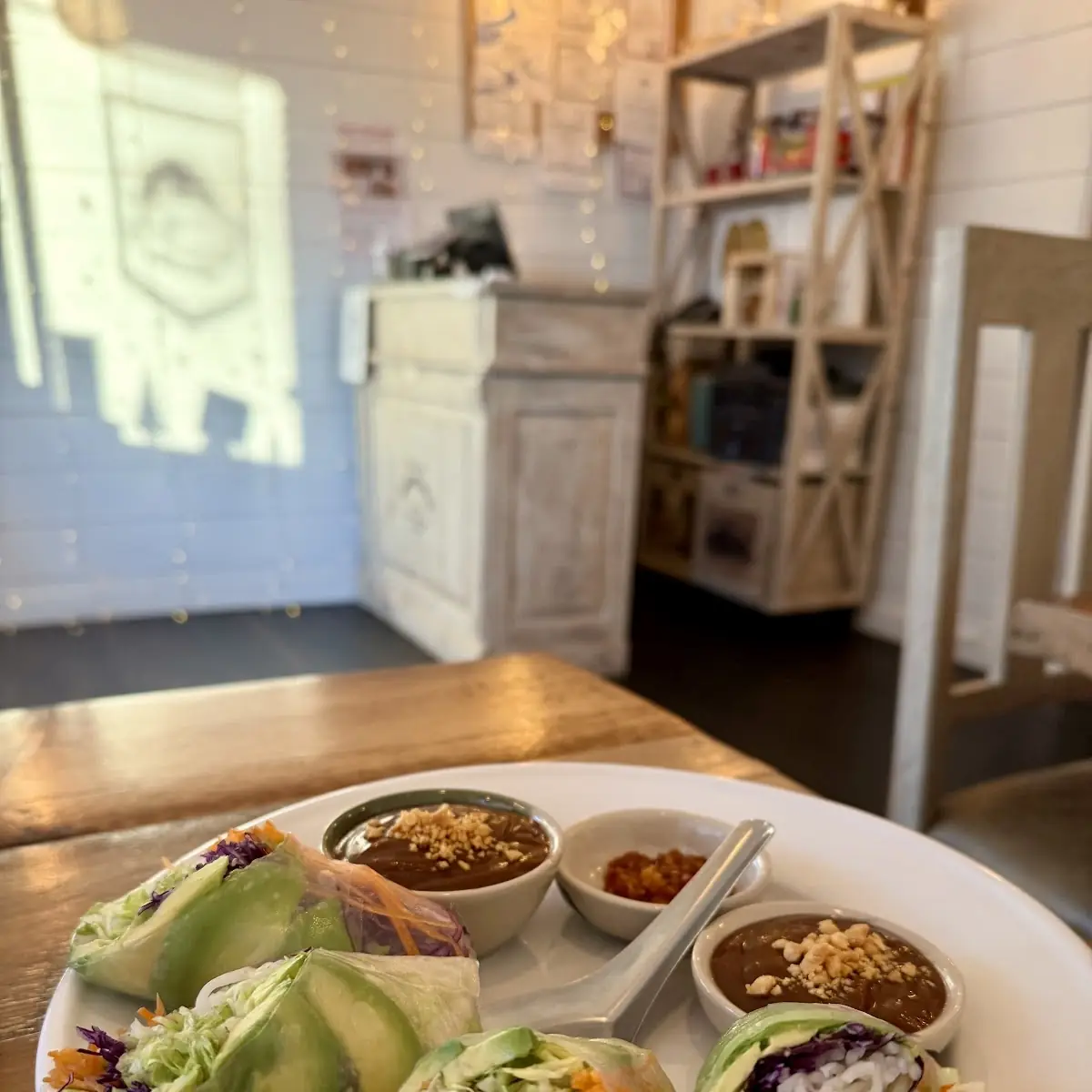 Fresh Avocado Spring Roll with Peanut Sauce