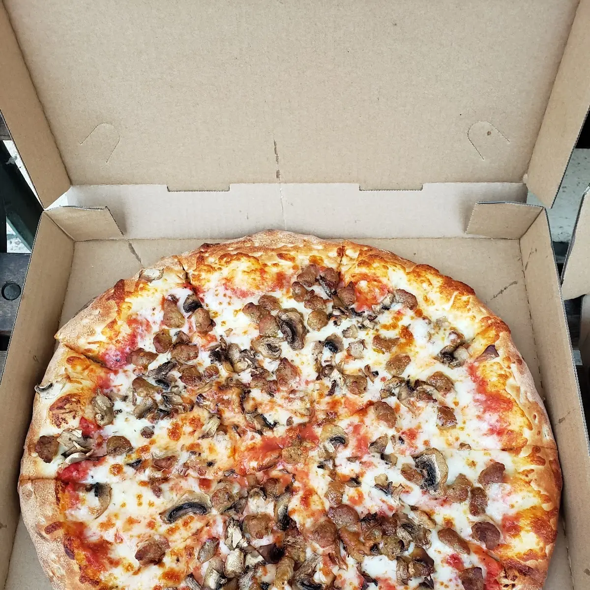 Mushrooms an Sausage Pizza