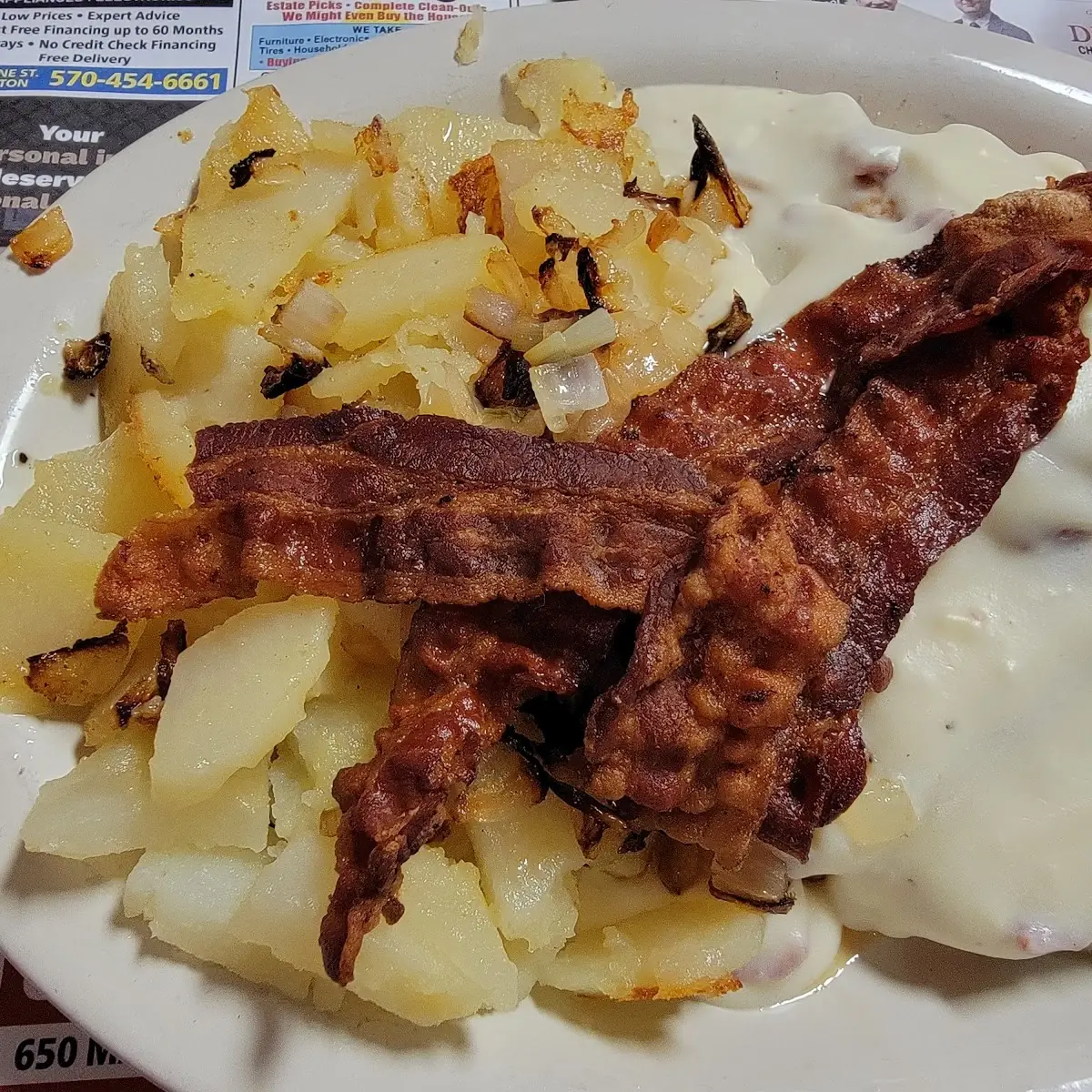 Creamed Chipped Beef with Side of Crispy Bacon