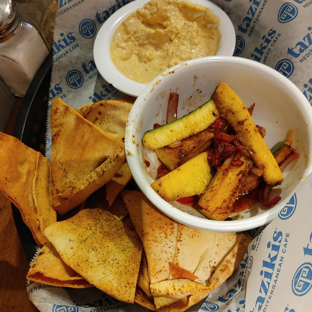 Hummus Baked Pita Chips & Veggies