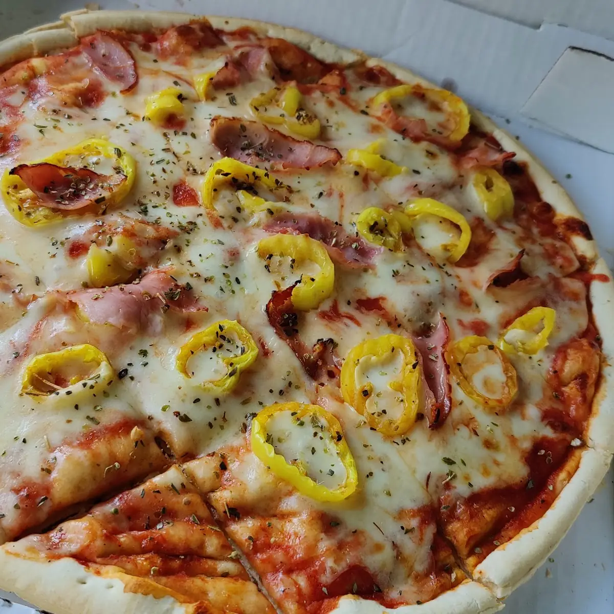 Medium Bacon and Banana Peppers Pizza