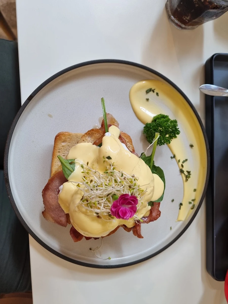 Eggs Benedict, Cafe LeLunar