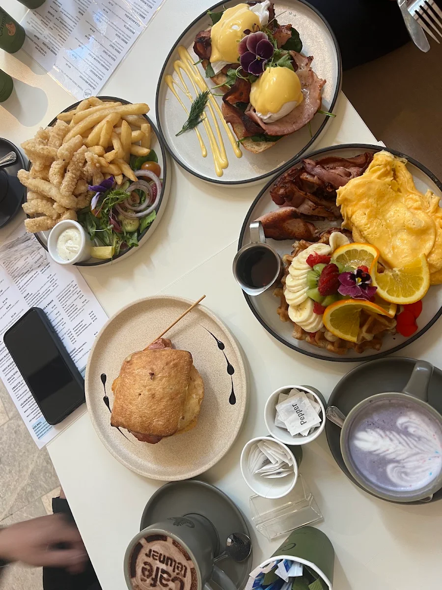 Highlights, Cafe LeLunar