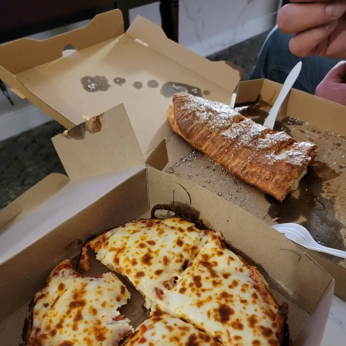 8 Personal Pizza & Calzone
