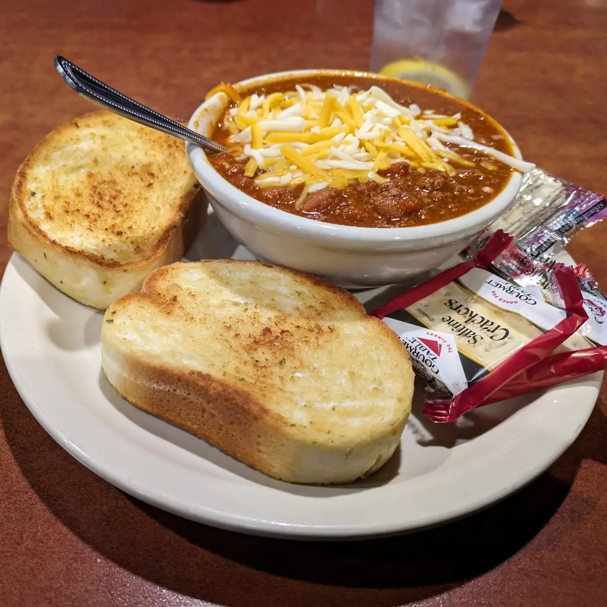 Chili with Cheese & Garlic Bread