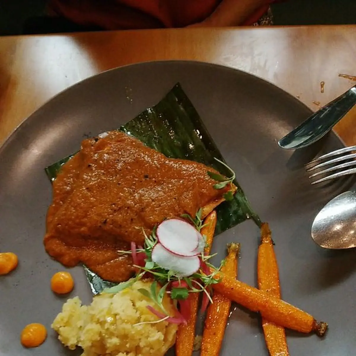 Salmon En Mole Amarillo