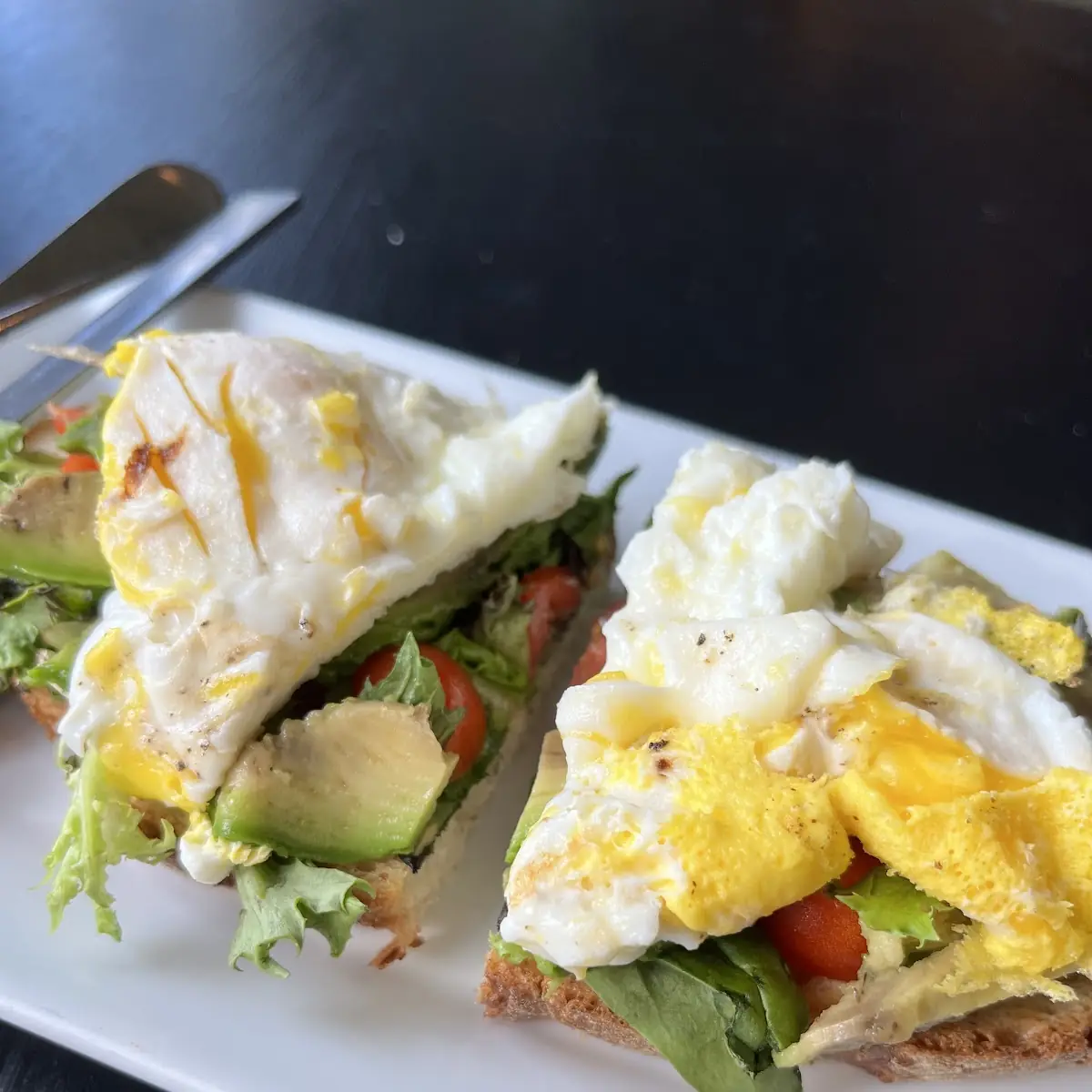 Avocado Toast Egg & Tomato