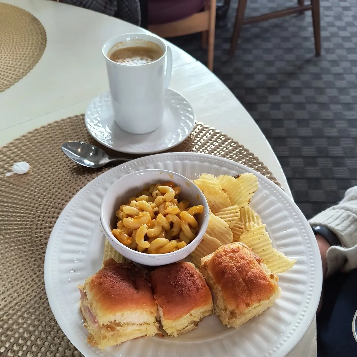 Ham & Cheese Slider with Chips Mac & Cheese