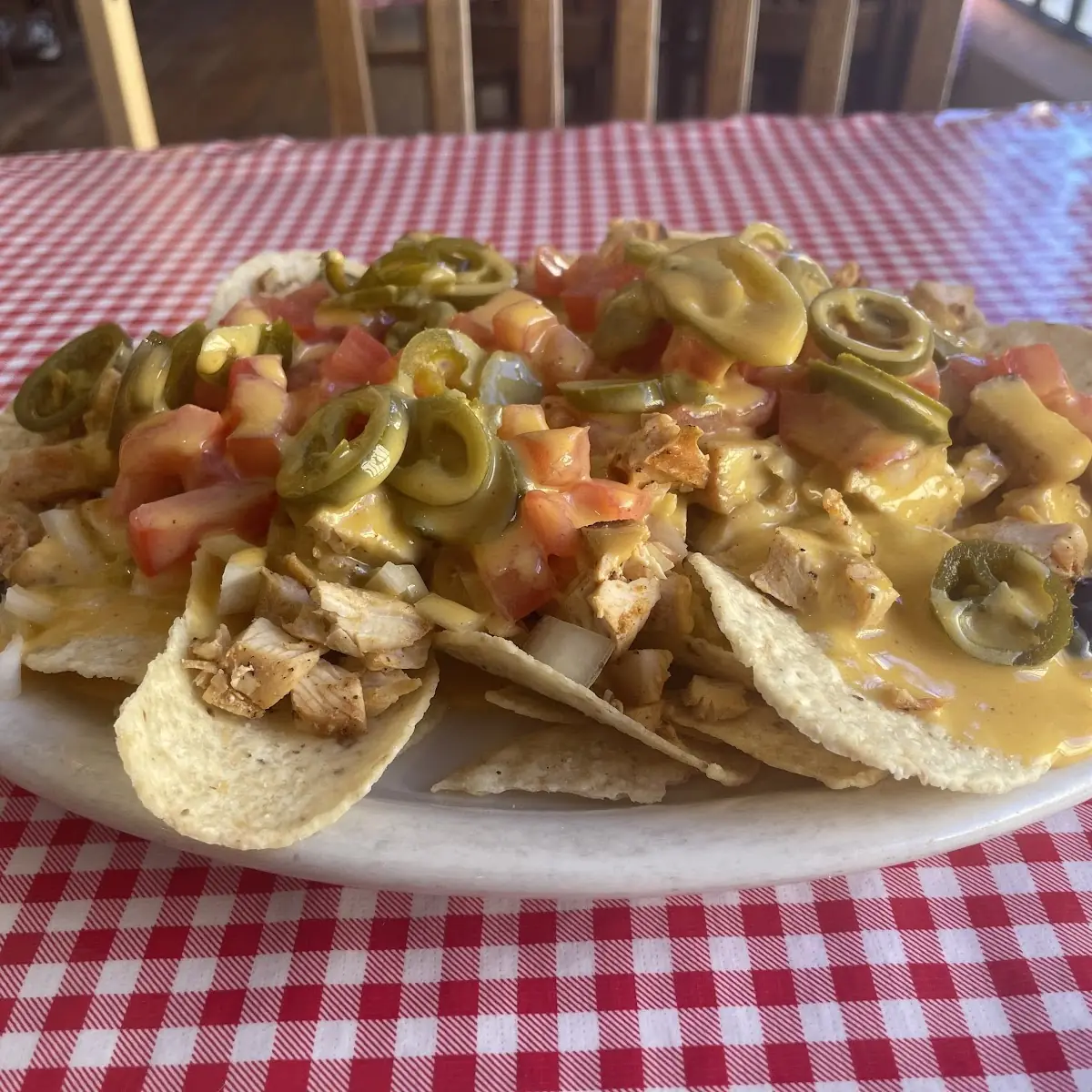 Chicken Nachos with Cheese Dip