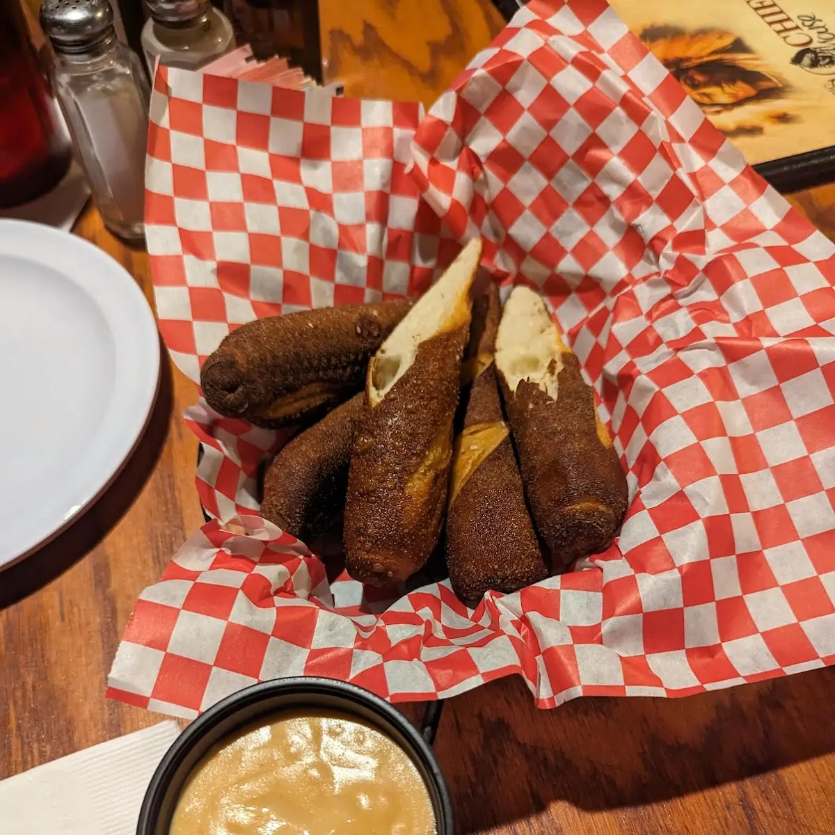 Soft Pretzel Bites w Queso Cheese
