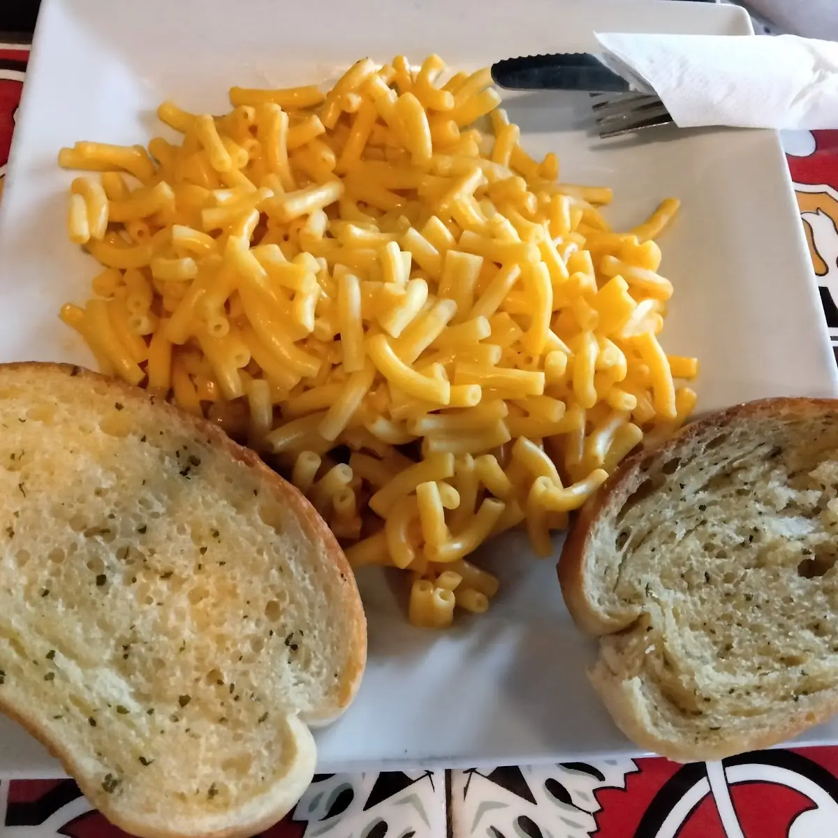 Macaroni and Cheese with Garlic Bread