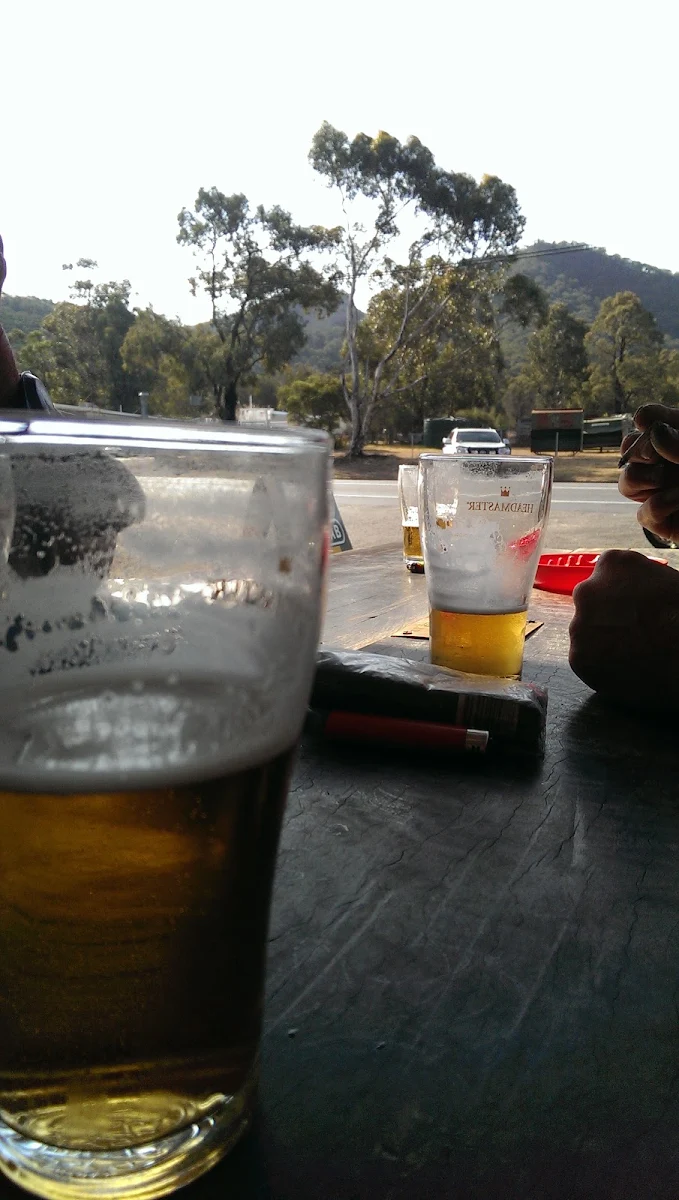 Tooheys or VB, Tourist Hotel