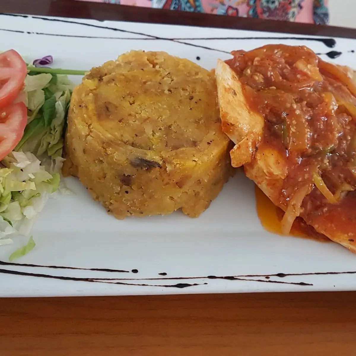 Pechuga A la Criolla Con Mofongo Mixto