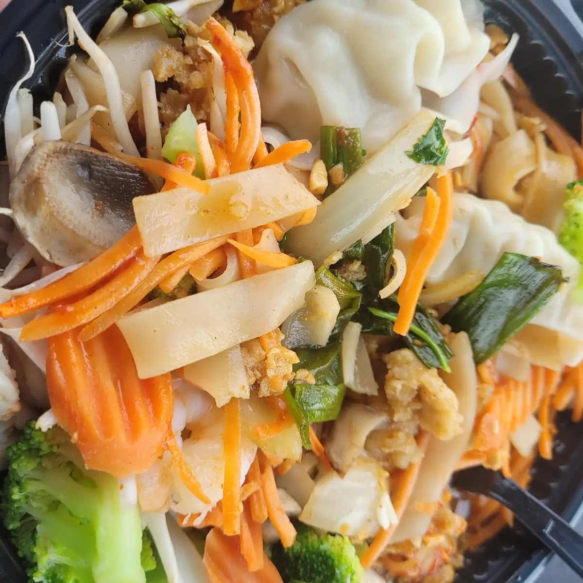 Chicken Pad Thai with Wonton Soup